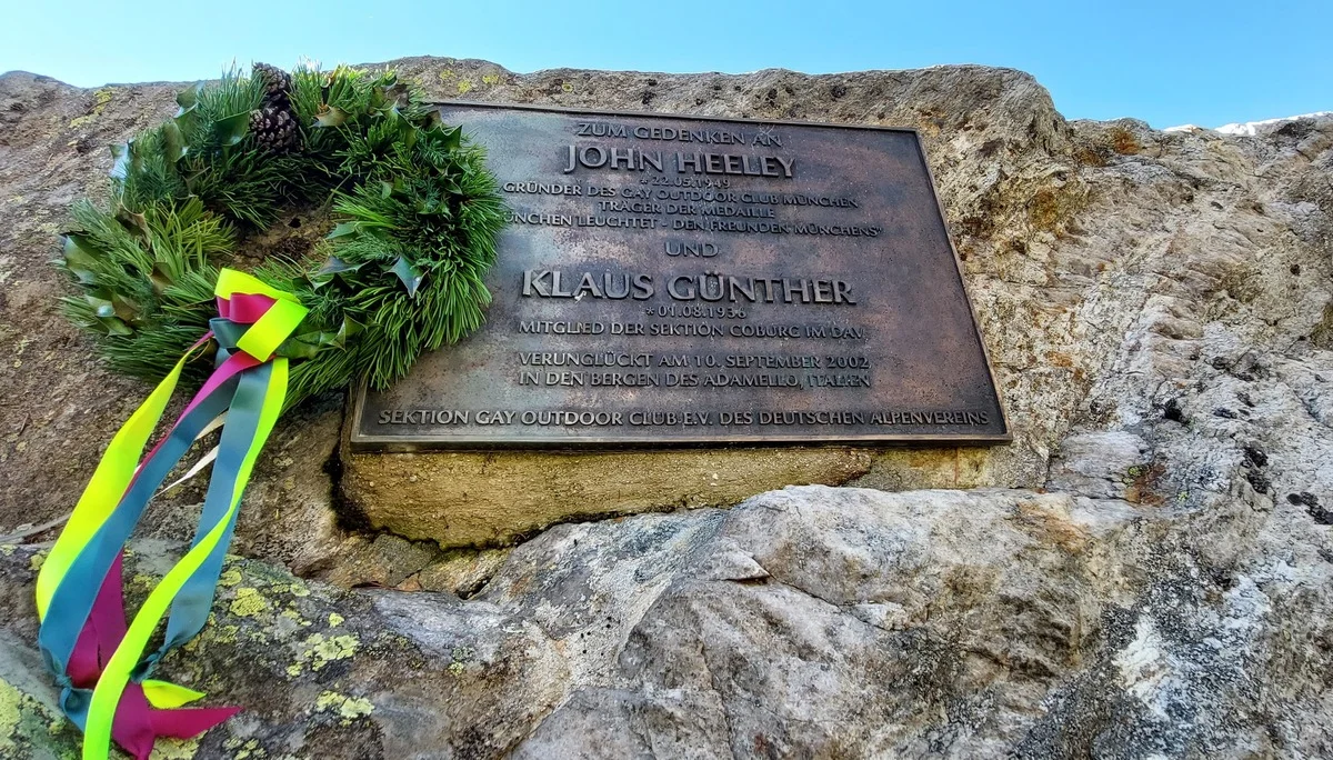 Gedenkentafel für den GOC-Gründer John Heeley und für Klaus Günther vor der Berliner Hütte | © GOC