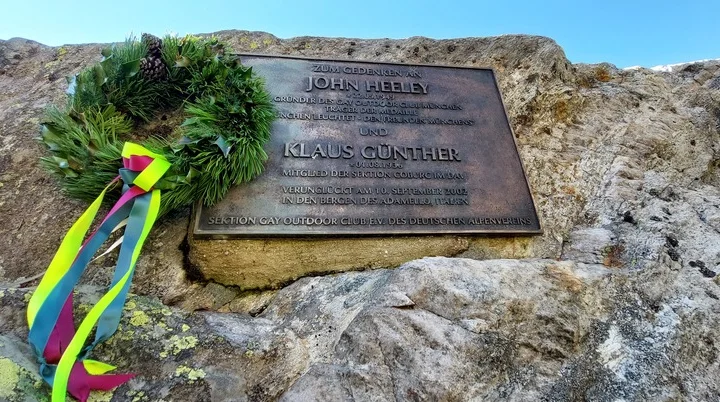 Gedenkentafel für den GOC-Gründer John Heeley und für Klaus Günther vor der Berliner Hütte | © GOC