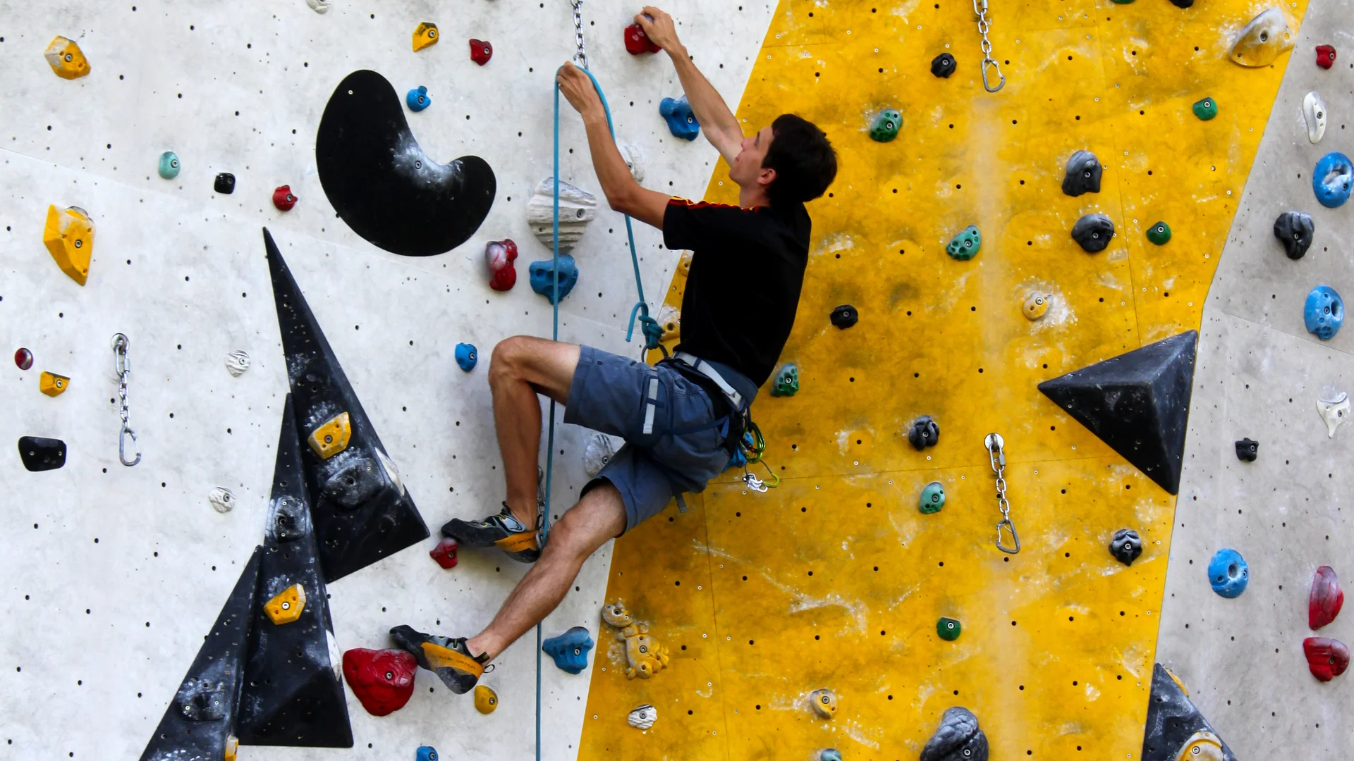 Ein Kletterer in der DAV-Kletterhalle in München-Freimann | © Fabian Michel
