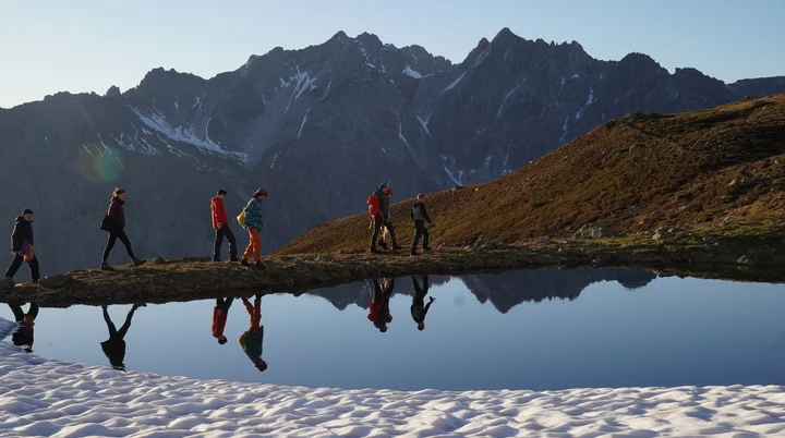 junge Menschen in den Bergen | © Tim Hüttinger