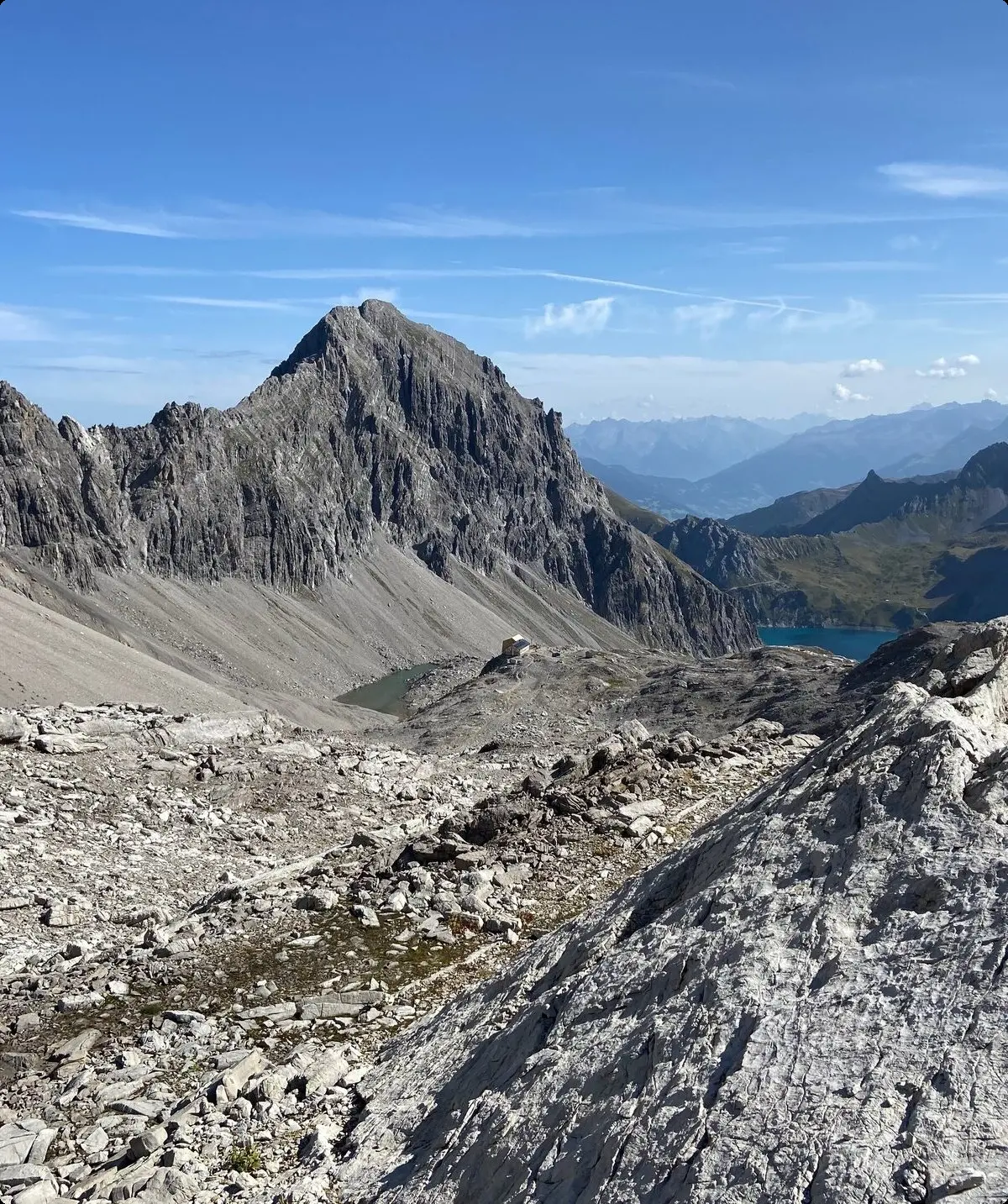 Abstieg von der Schesaplana mit Blick zur Totalphütte | © Matthias