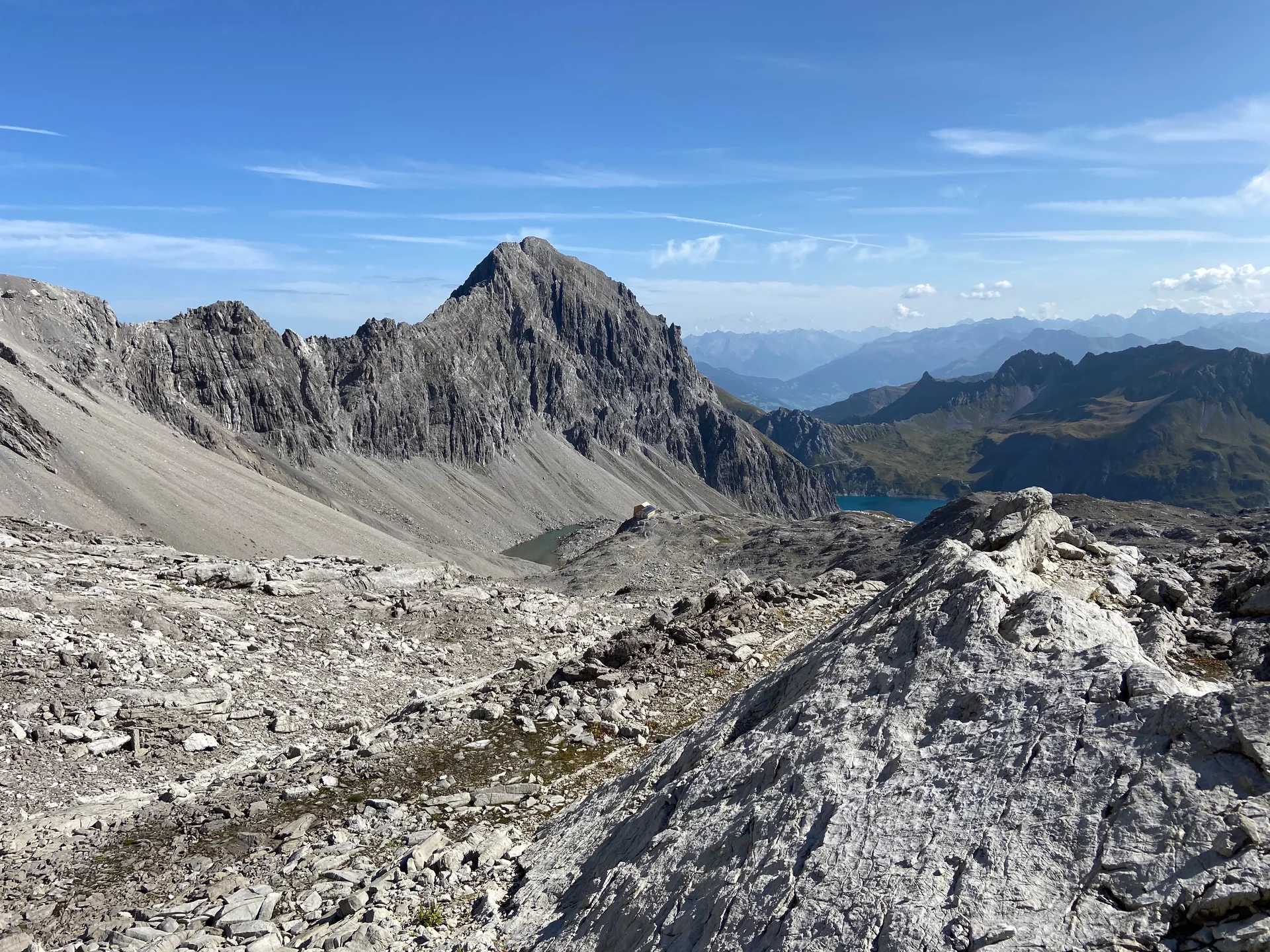 Abstieg von der Schesaplana mit Blick zur Totalphütte | © Matthias