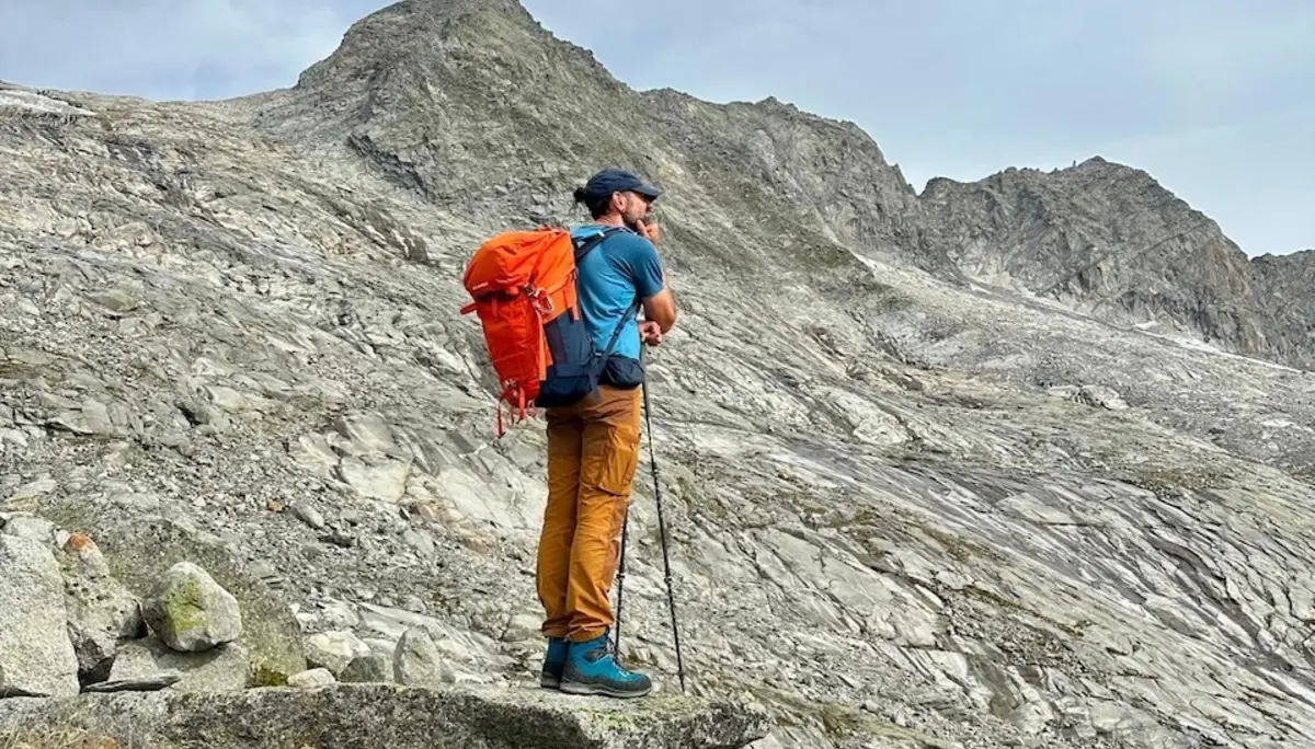 Matti beobachtet das Gelände und plant den Weg | © Matti