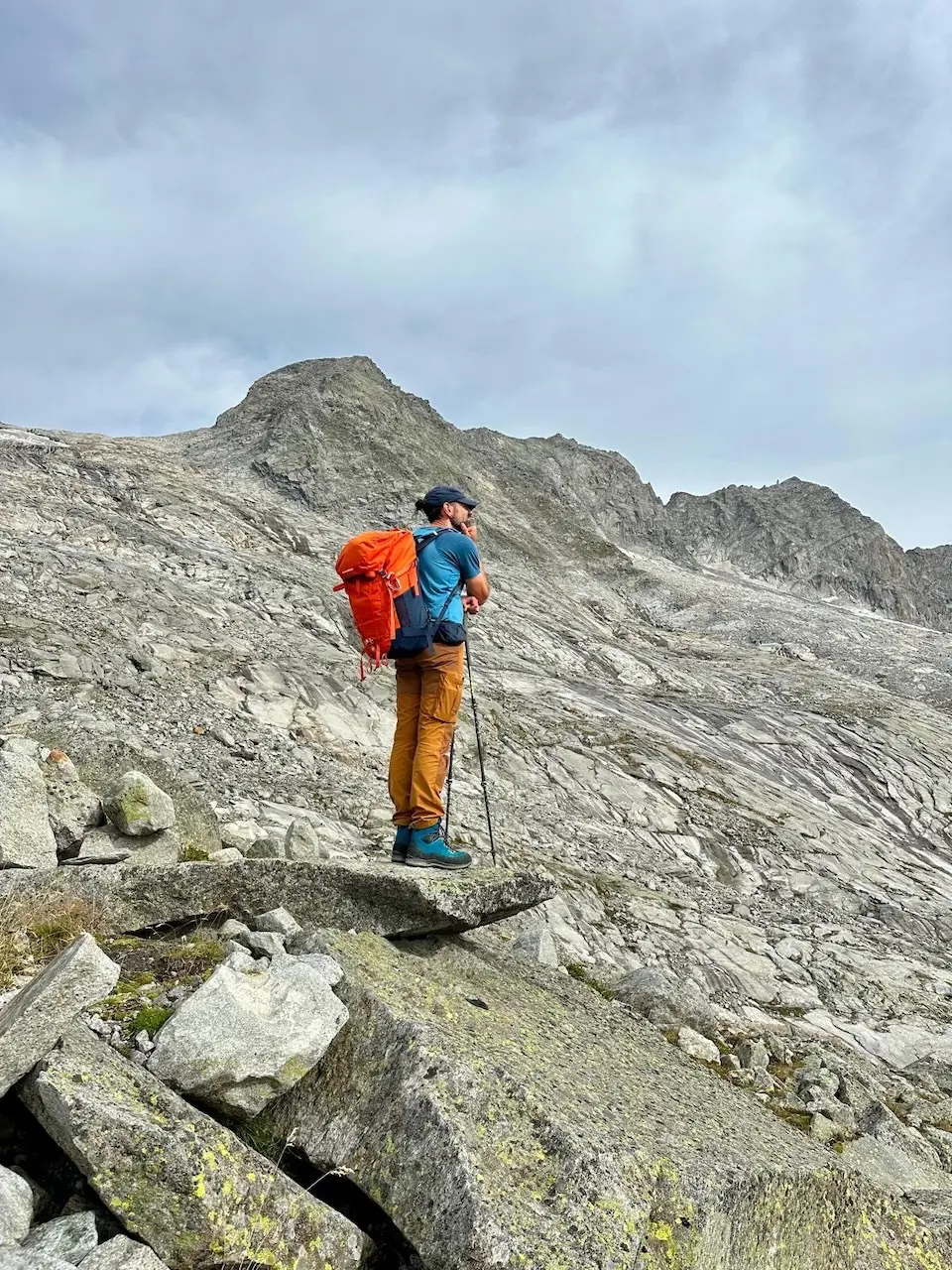 Matti beobachtet das Gelände und plant den Weg | © Matti